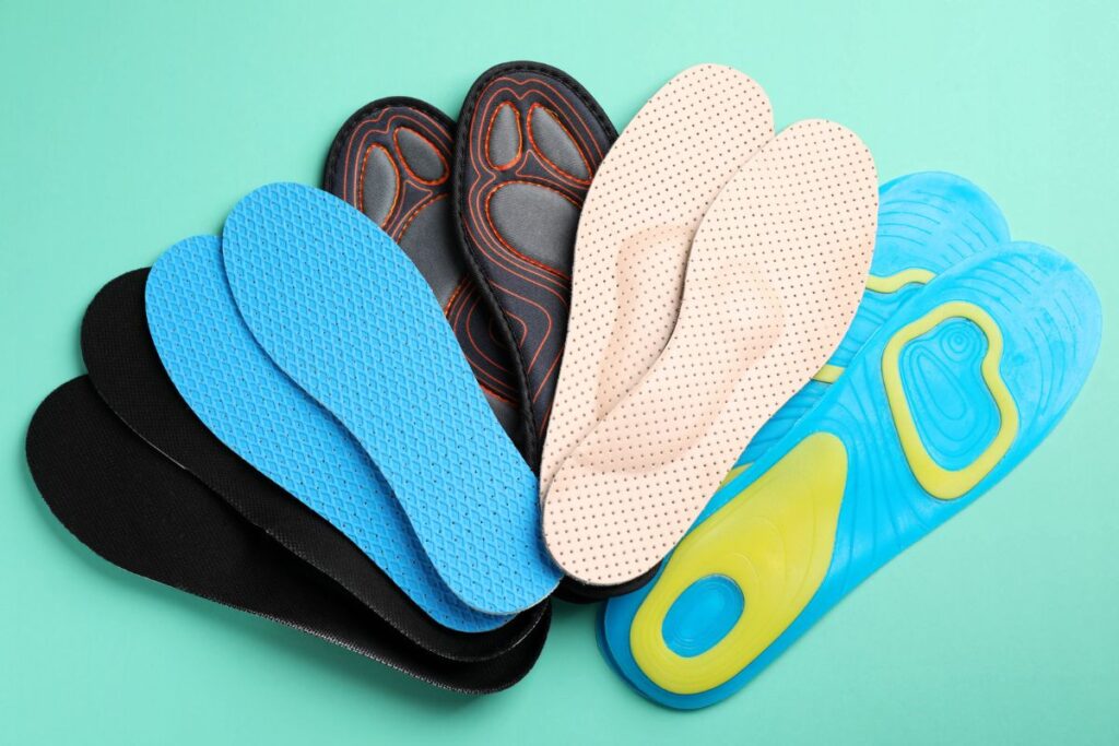 What are the features of the right insole for golf shoes