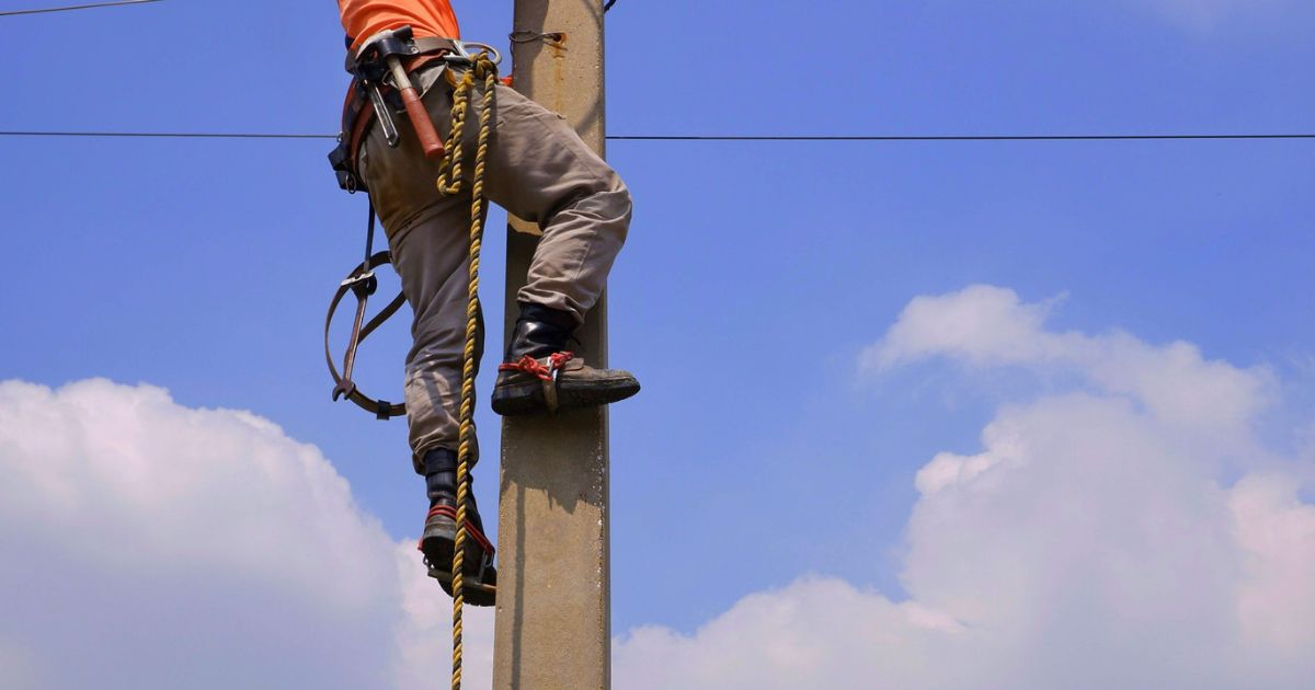 Best Boots for Pole Climbing: Reviews, Features & Tips